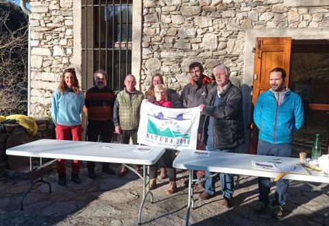 Signature de la Charte Highline, en présence de Philippe Doutremepuich, maire de Causse-de-la-Selle et président des sites Natura 2000 “Pic Saint-Loup” et “Hautes Garrigues du Montpelliérais”. Photo : DR